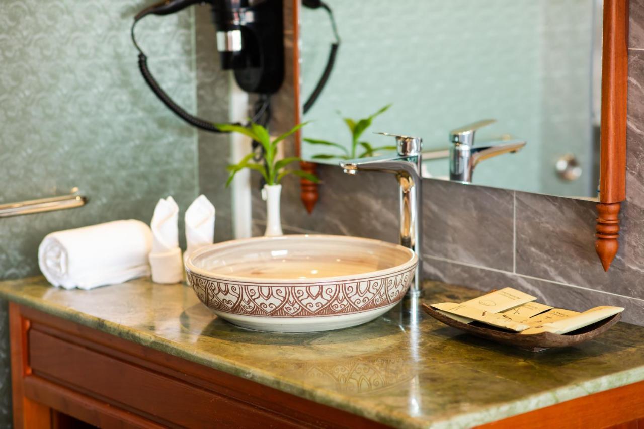 Two Seasons Siem Reap Hotel Екстер'єр фото A vessel sink