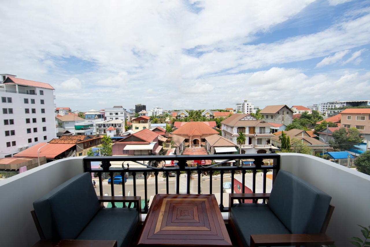 Two Seasons Siem Reap Hotel Екстер'єр фото A view of Siem Reap from a hotel