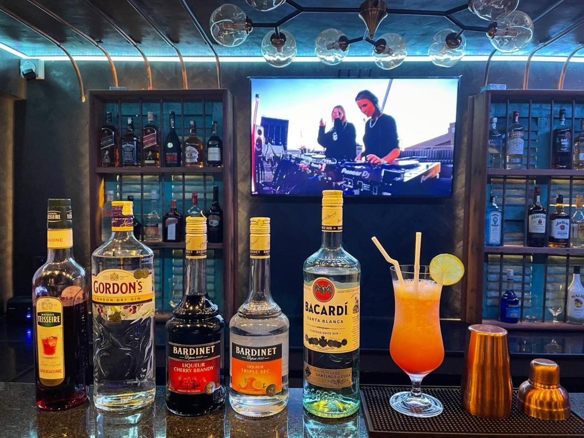 Two Seasons Siem Reap Hotel Екстер'єр фото The bar on board