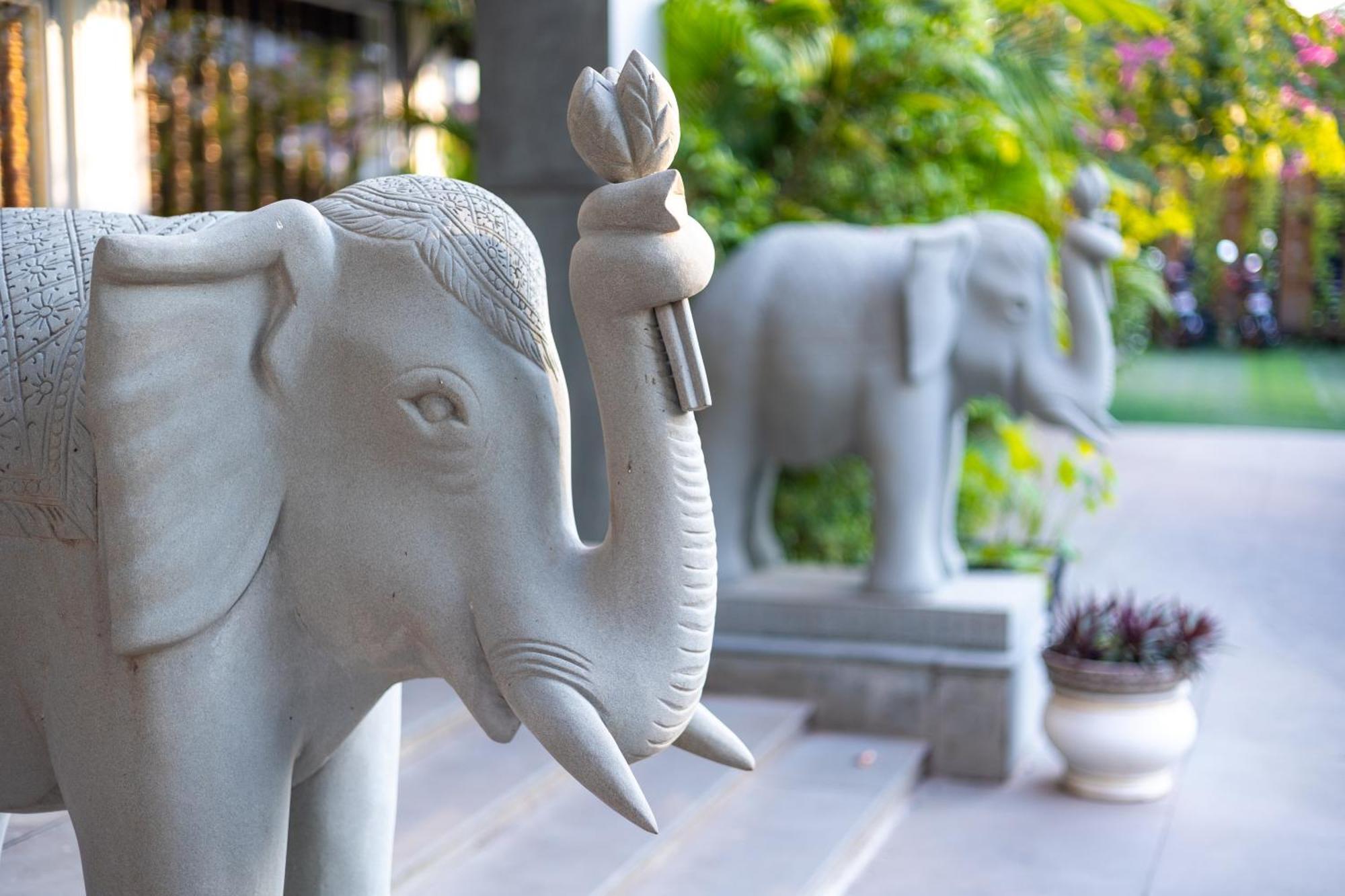 Two Seasons Siem Reap Hotel Екстер'єр фото The Elephant statues at the entrance of the hotel