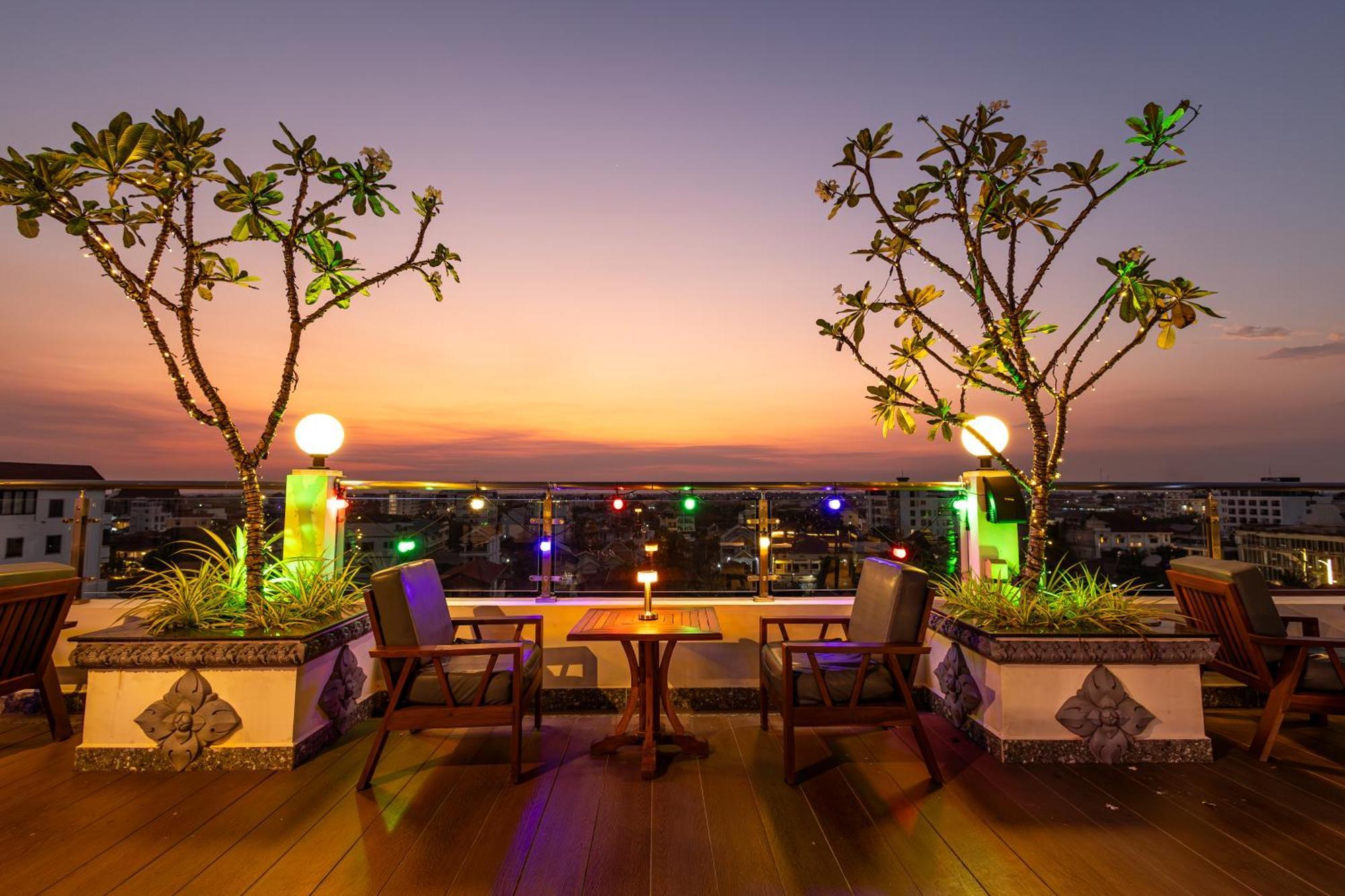 Two Seasons Siem Reap Hotel Екстер'єр фото Rooftop bar in Bangkok, Thailand