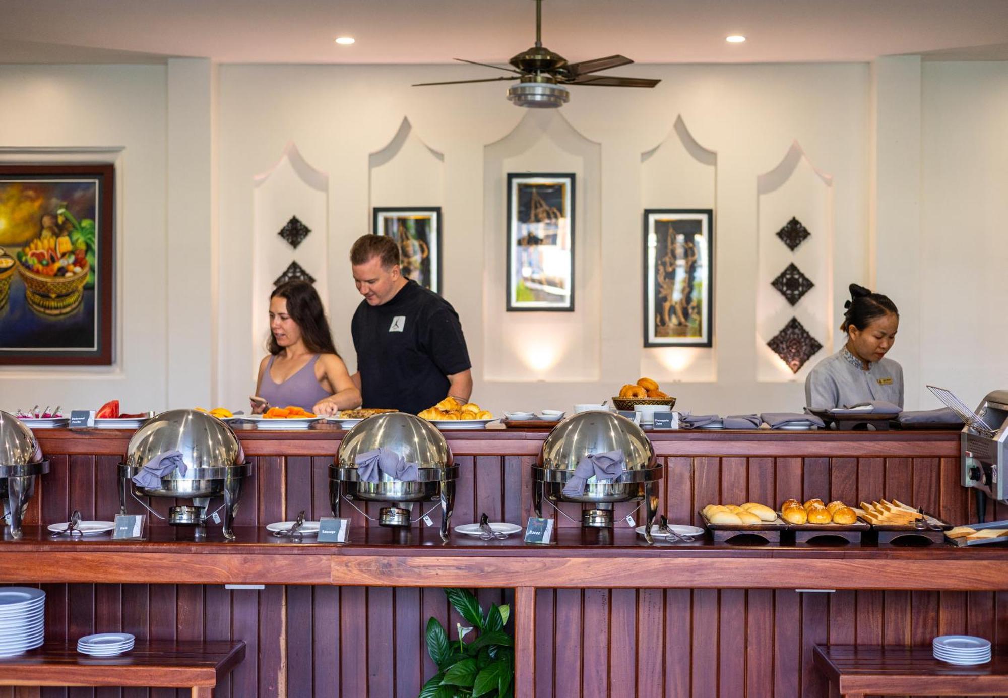 Two Seasons Siem Reap Hotel Екстер'єр фото A buffet at a hotel