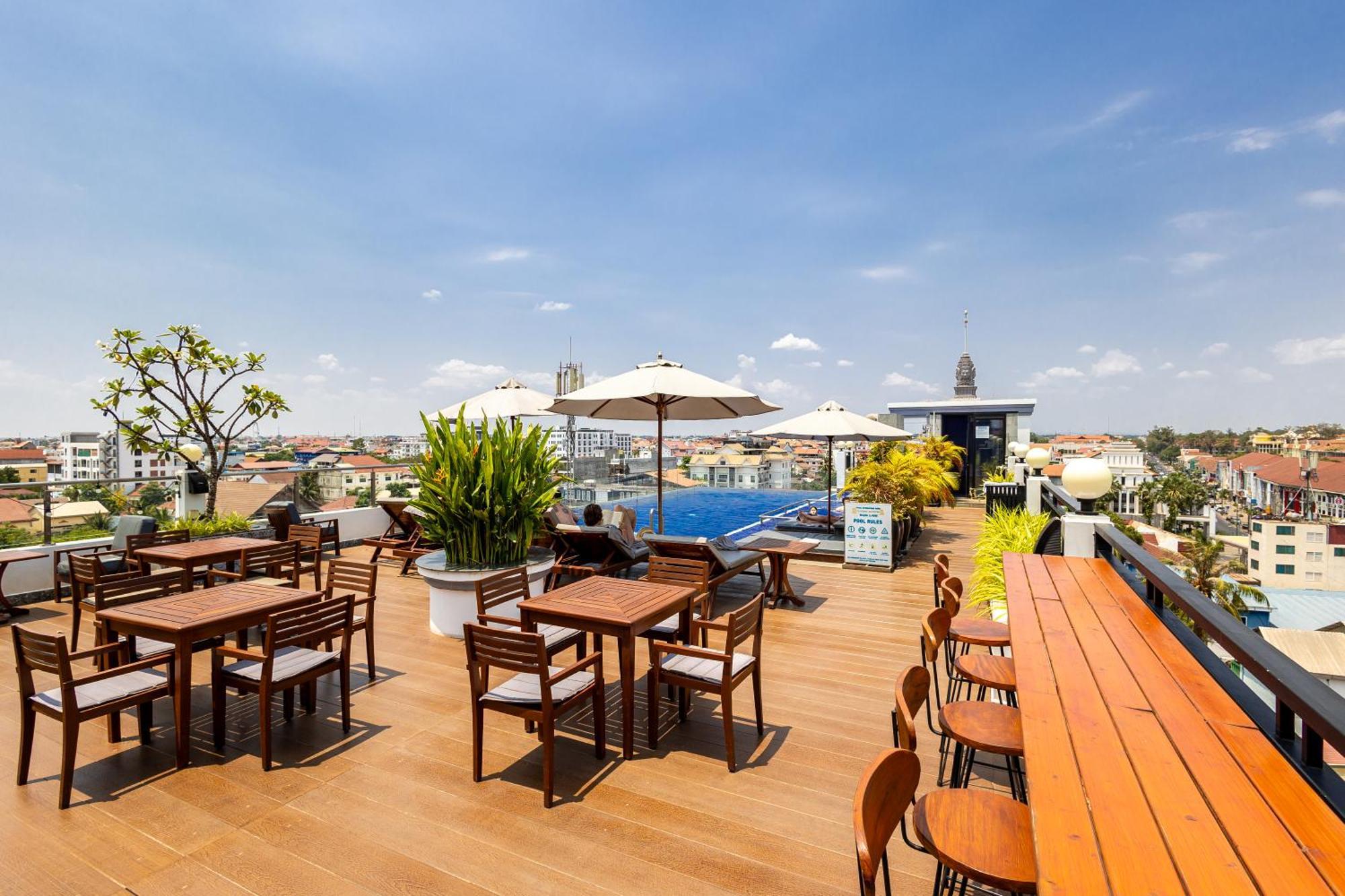 Two Seasons Siem Reap Hotel Екстер'єр фото Rooftop bar