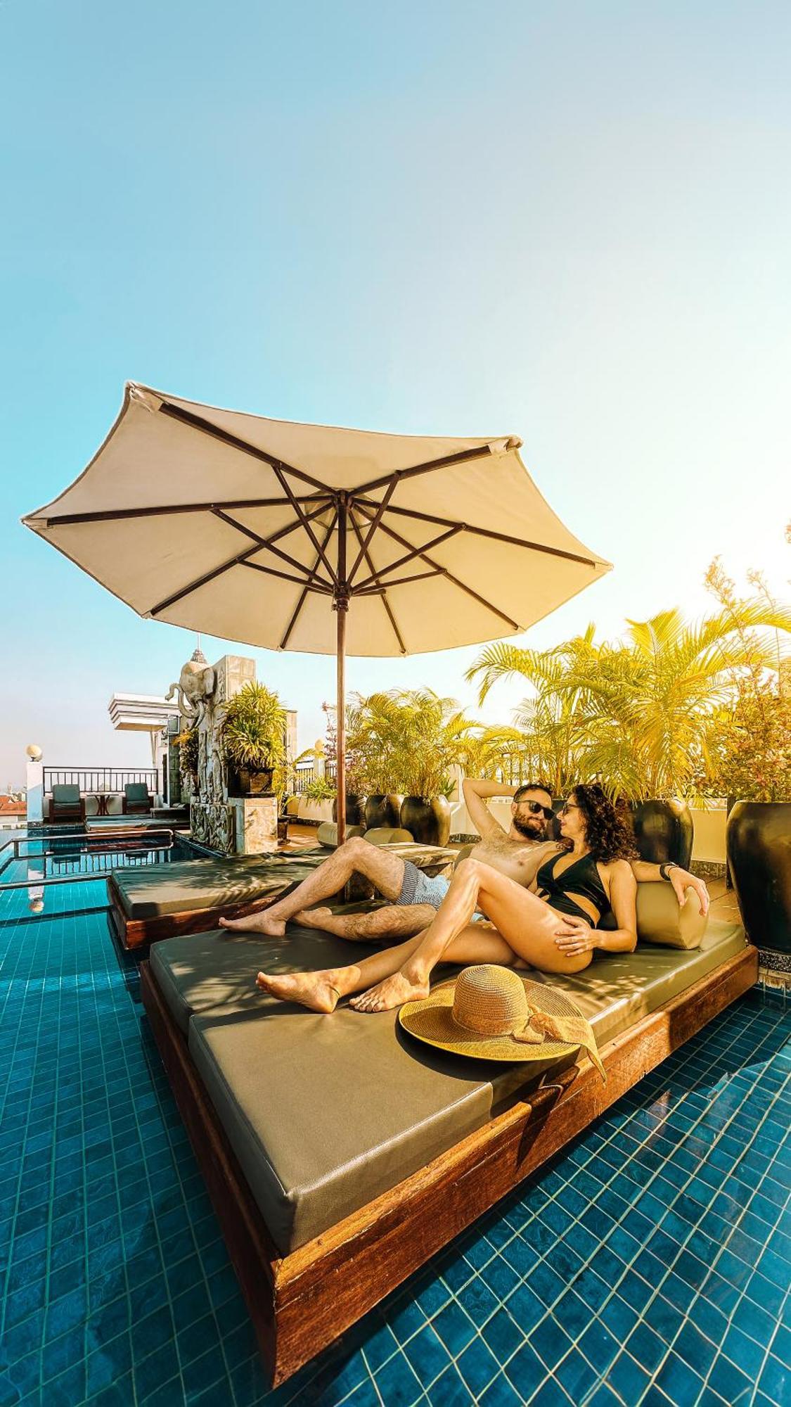 Two Seasons Siem Reap Hotel Екстер'єр фото Rooftop pool at the hotel
