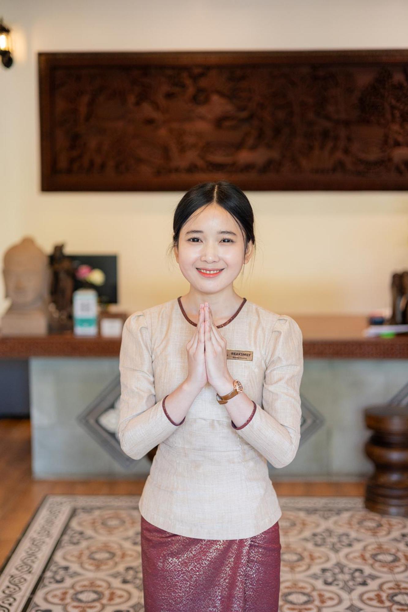 Two Seasons Siem Reap Hotel Екстер'єр фото Thai woman greeting with the wai