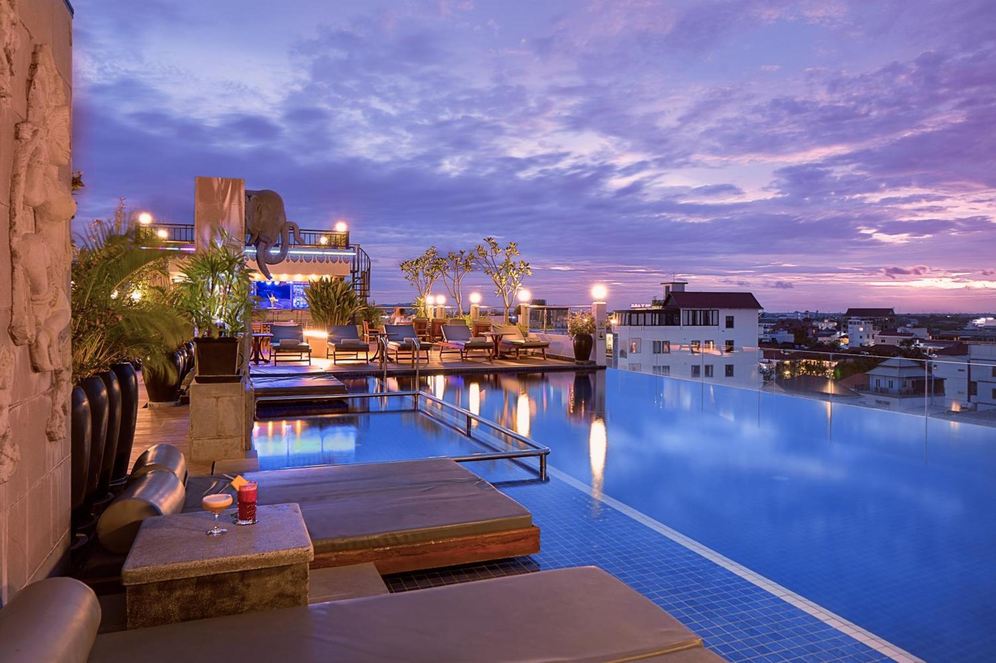 Two Seasons Siem Reap Hotel Екстер'єр фото The rooftop pool at the hotel